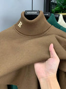 Suéter Masculino Gola Alta Bordado – Estilo Coreano Inverno 2024 |Aconchego Elegante