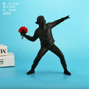 “Revolução em Flor” – Escultura Decorativa Banksy Style