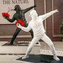 “Revolução em Flor” – Escultura Decorativa Banksy Style